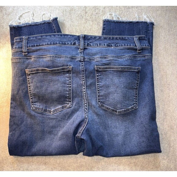 Maurices Size 14W Cropped Jeans Med Wash Holes - Picture 9 of 10